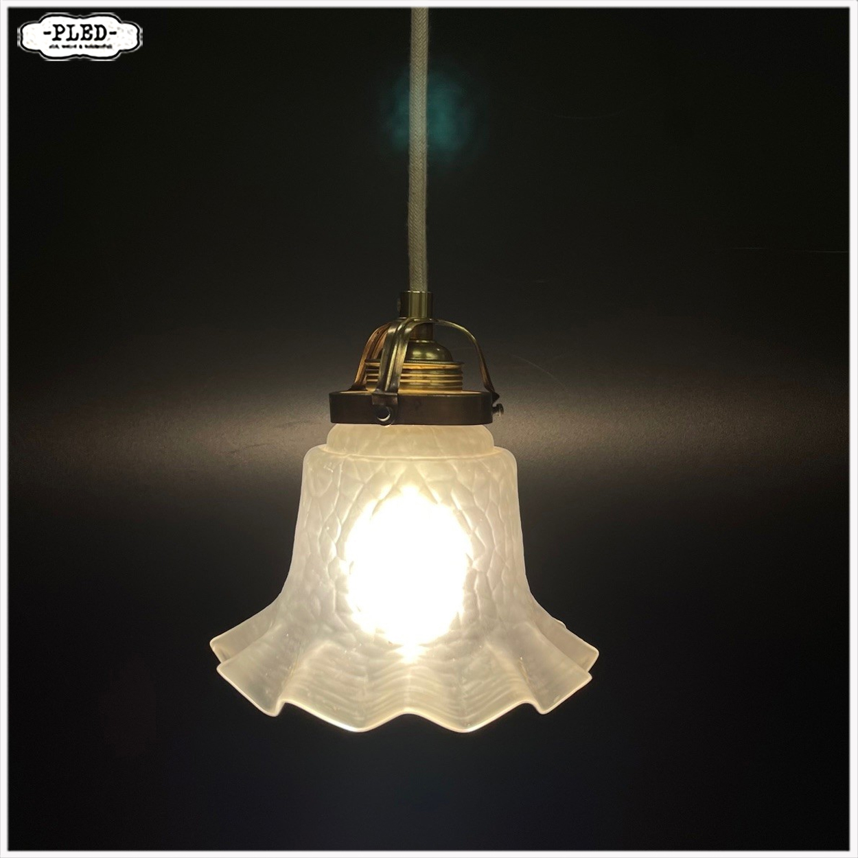 Oud, frosted glass hanglampje met messing glashouder - Afbeelding 2