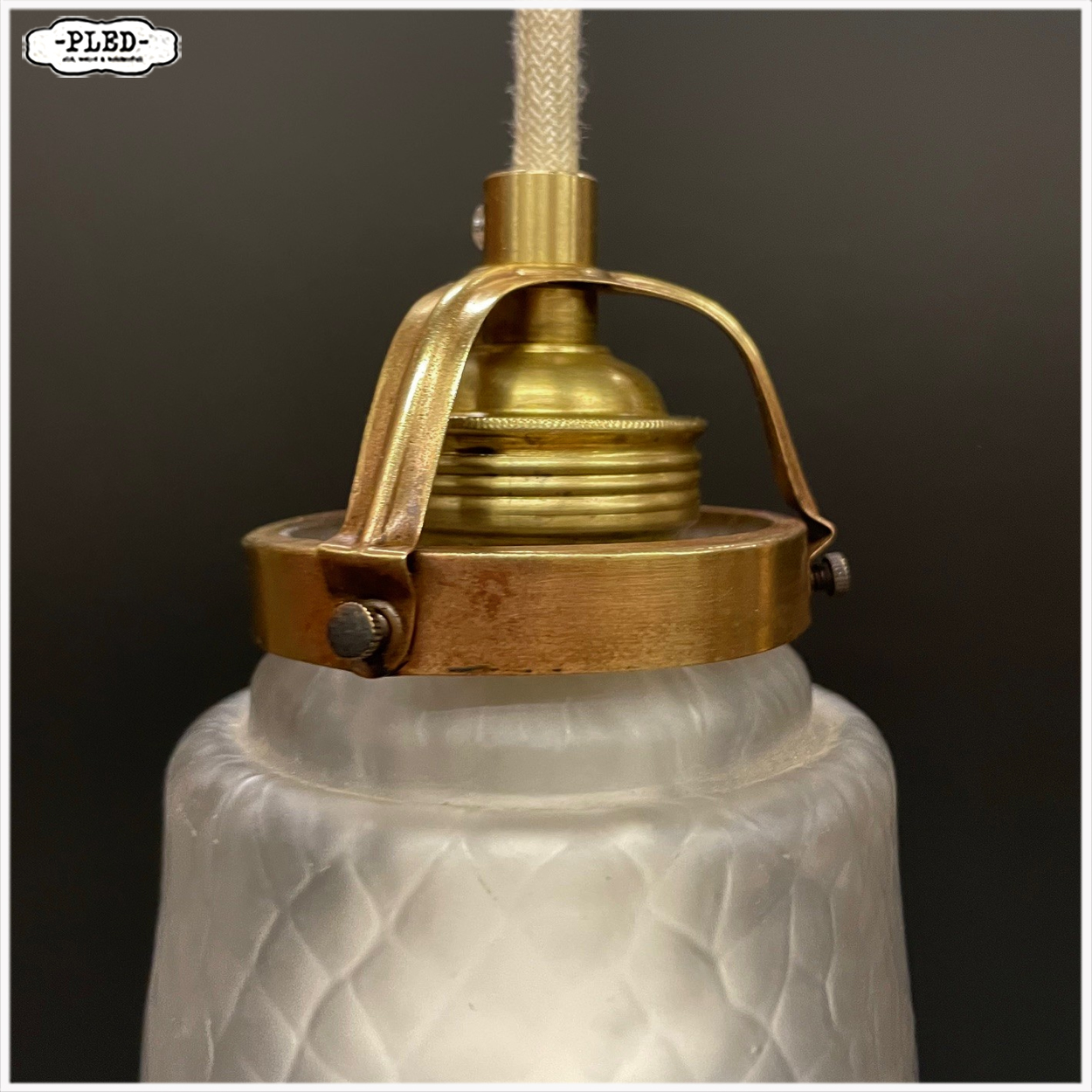 Oud, frosted glass hanglampje met messing glashouder - Afbeelding 4