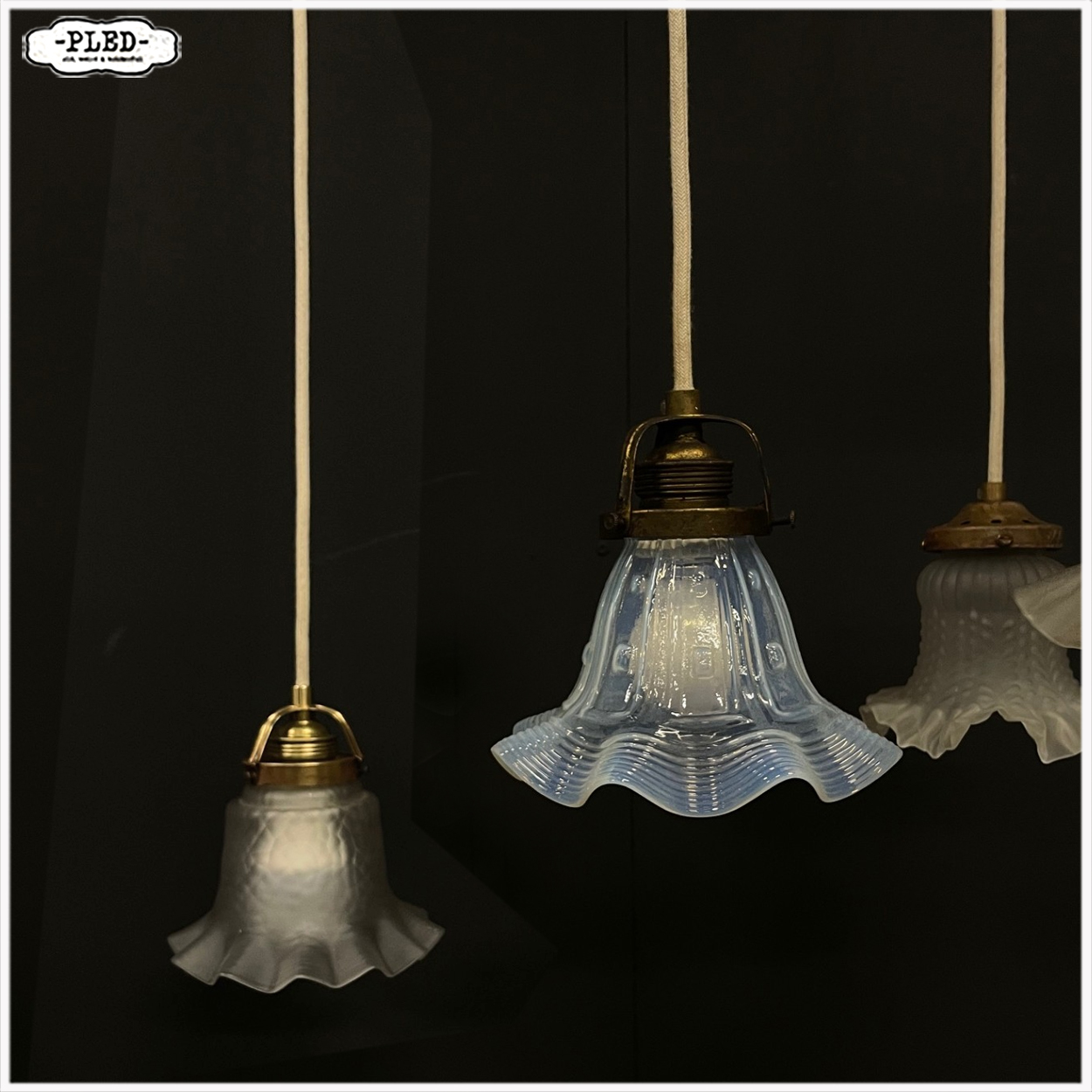 Oud, frosted glass hanglampje met messing glashouder - Afbeelding 6