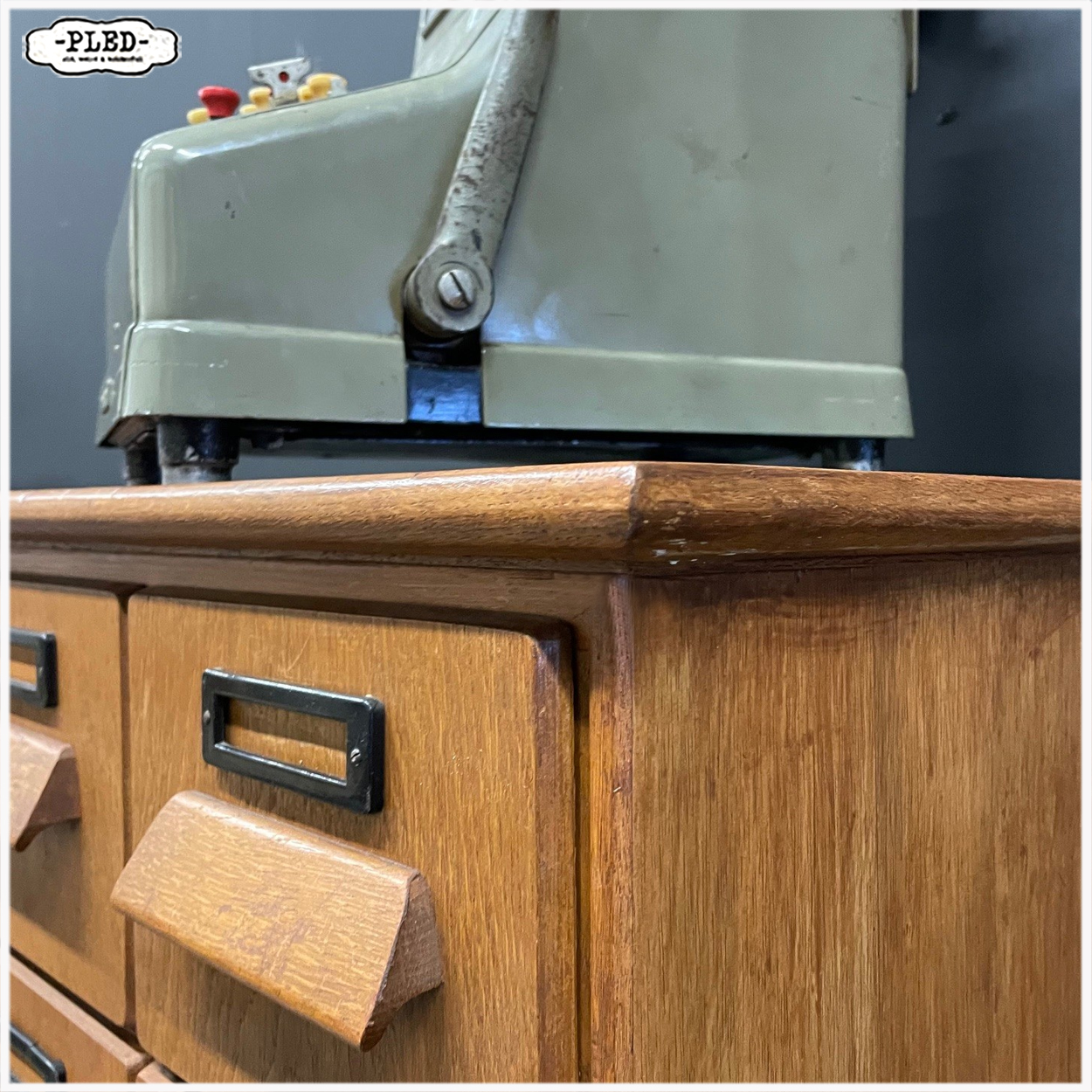 Tweedelige, eikenhouten apothekerskast met hardstenen blad - Afbeelding 14