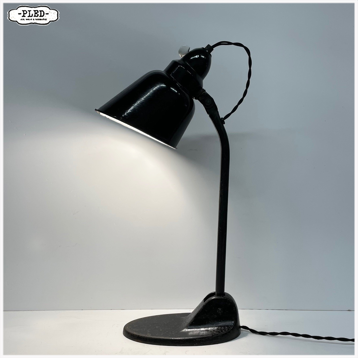 Oude bureaulamp met zwart geëmailleerde kap, Bauhaus - Afbeelding 2