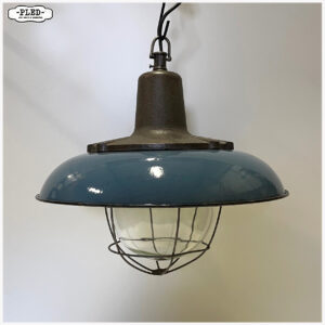 Prachtige industriële hanglampen met gekleurd emaille en helder schutglas