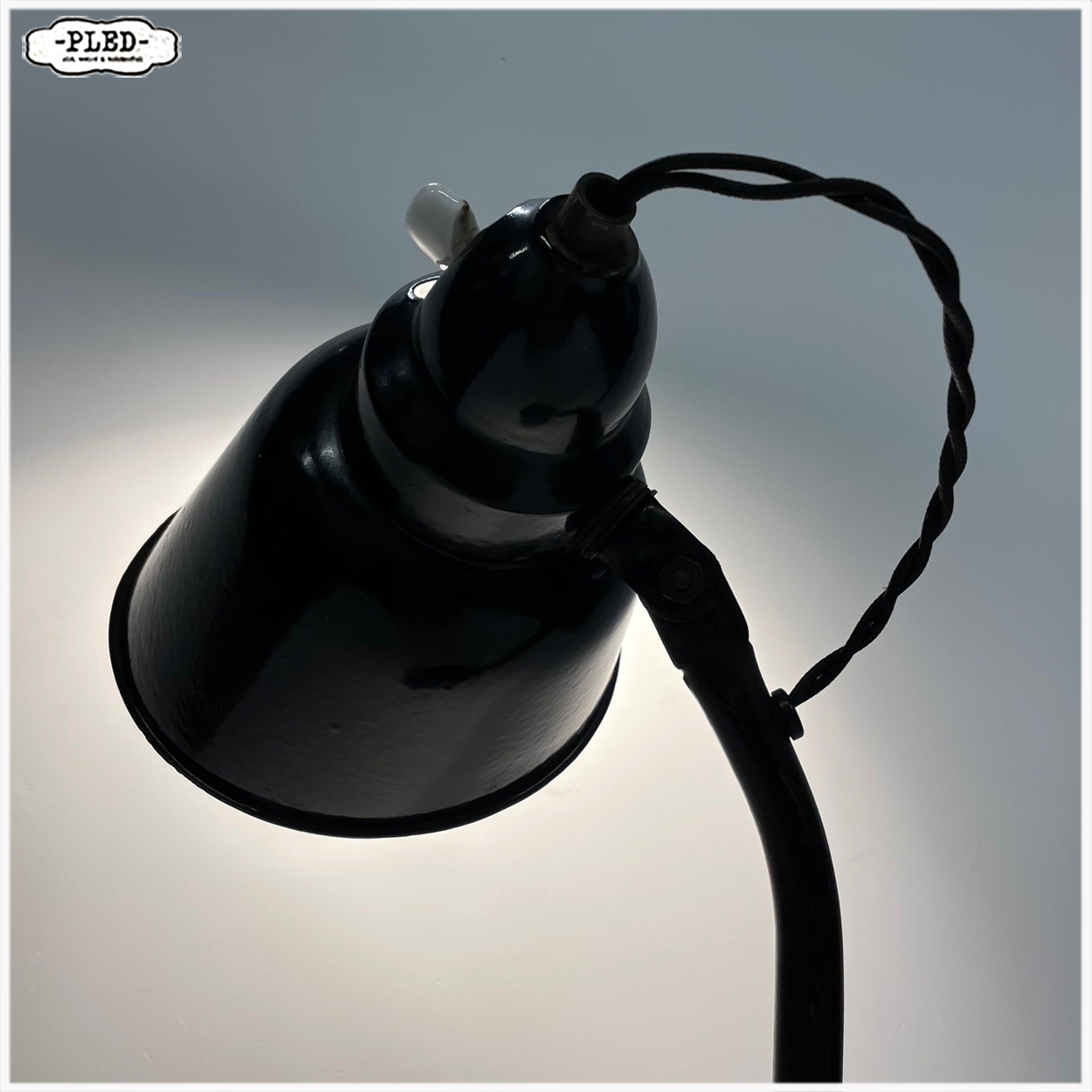 Oude bureaulamp met zwart geëmailleerde kap, Bauhaus - Afbeelding 7