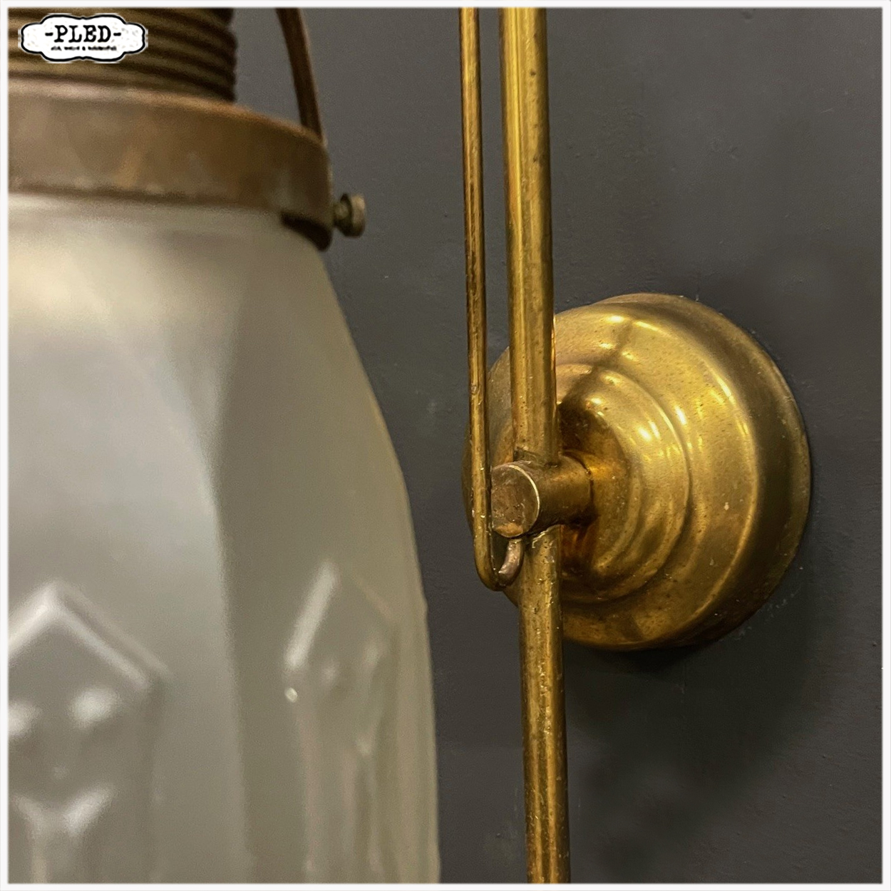 Messing art deco wandlamp met frosted glass kapje - Afbeelding 4