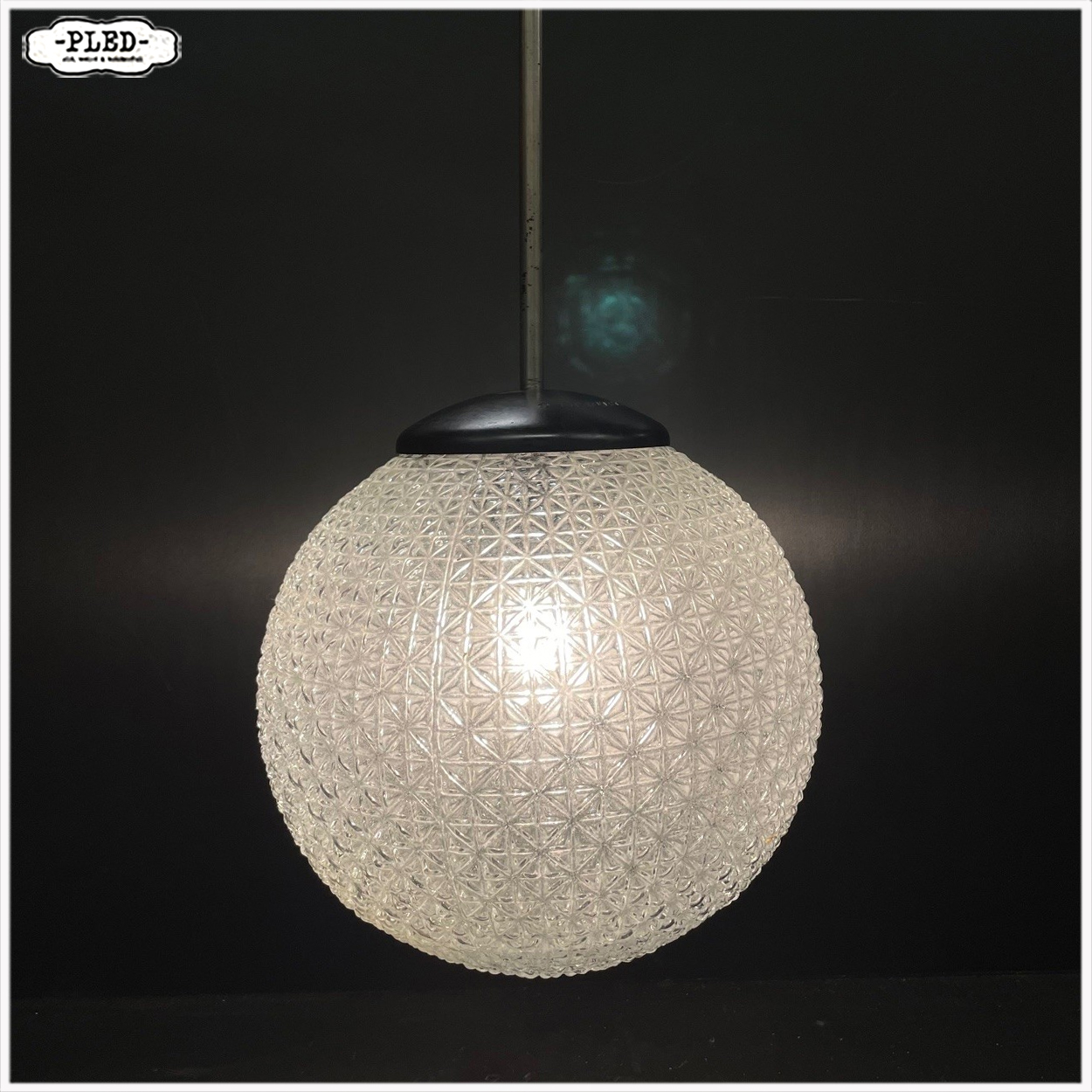 Sfeervolle glazen bolhanglamp uit Tsjechoslowakije (jaren 60–70)