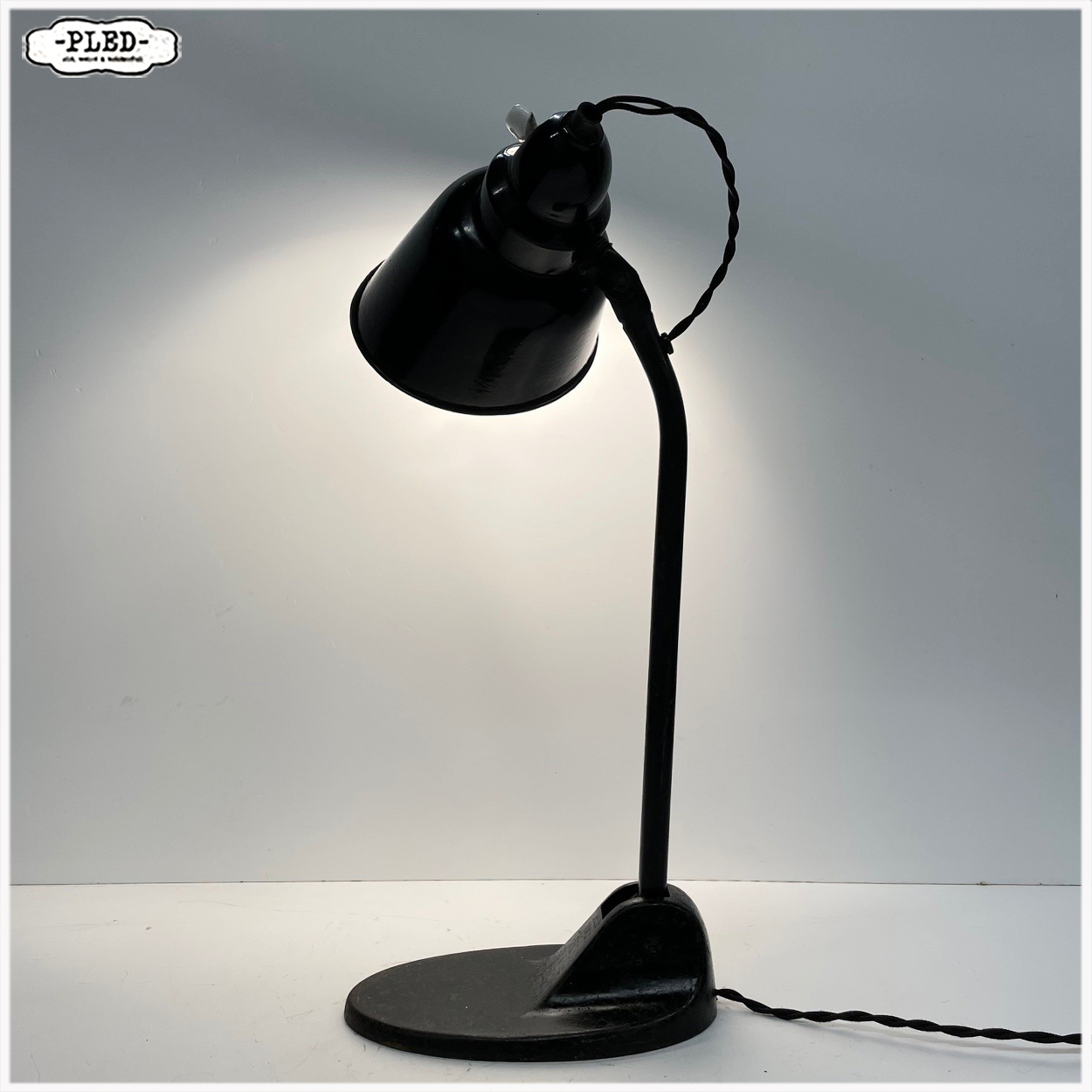 Oude bureaulamp met zwart geëmailleerde kap, Bauhaus - Afbeelding 3