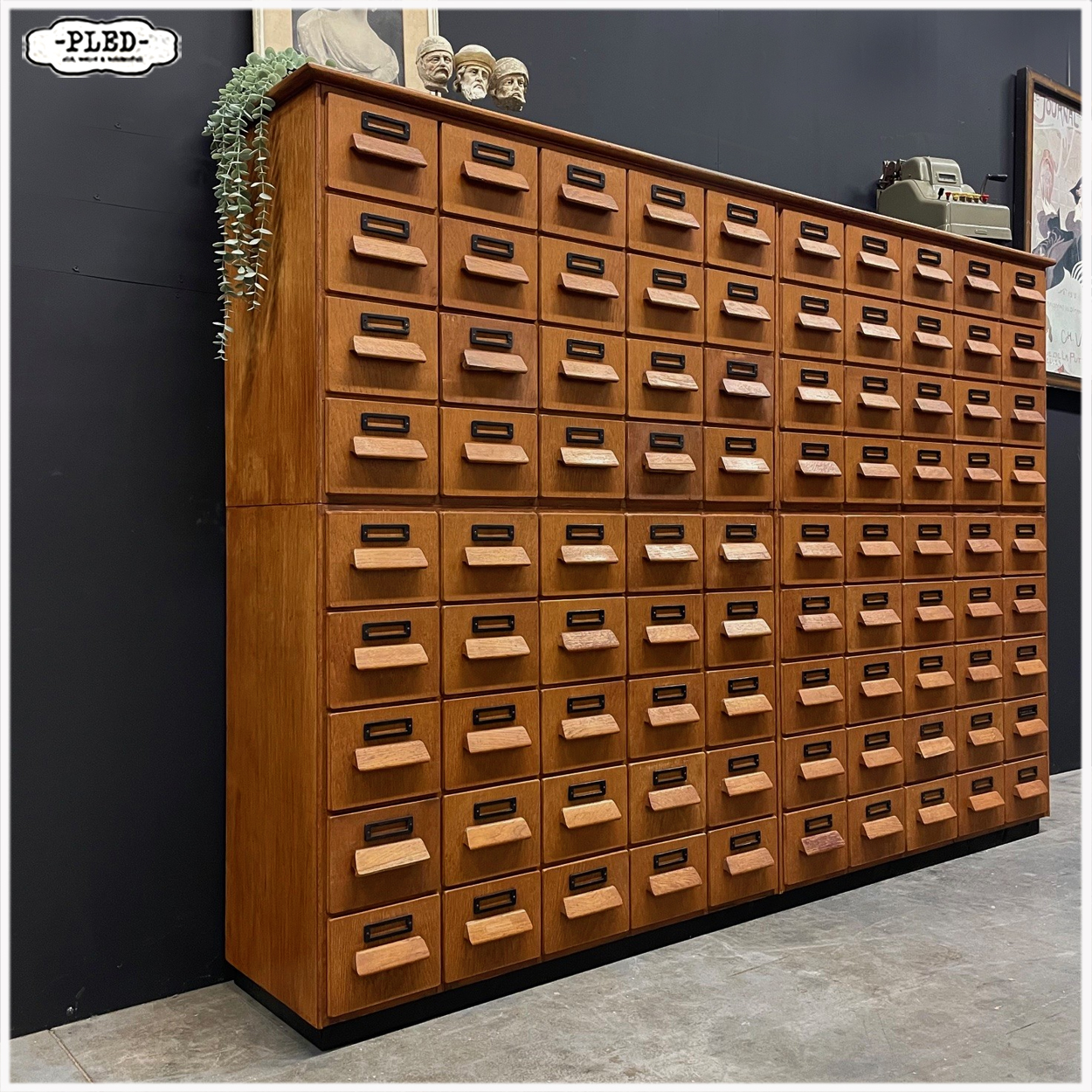 Tweedelige, eikenhouten apothekerskast met hardstenen blad - Afbeelding 2