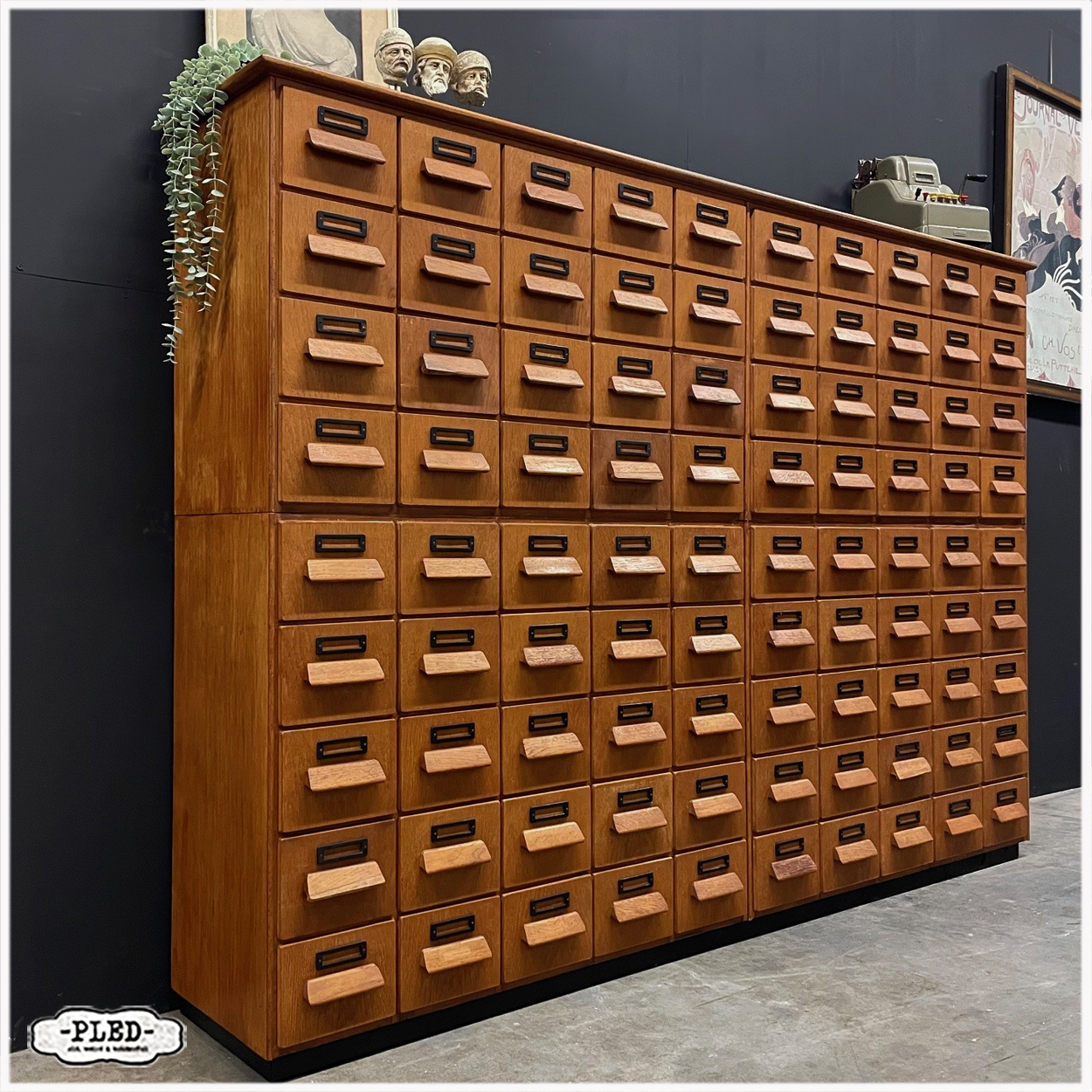 Tweedelige, eikenhouten apothekerskast met hardstenen blad