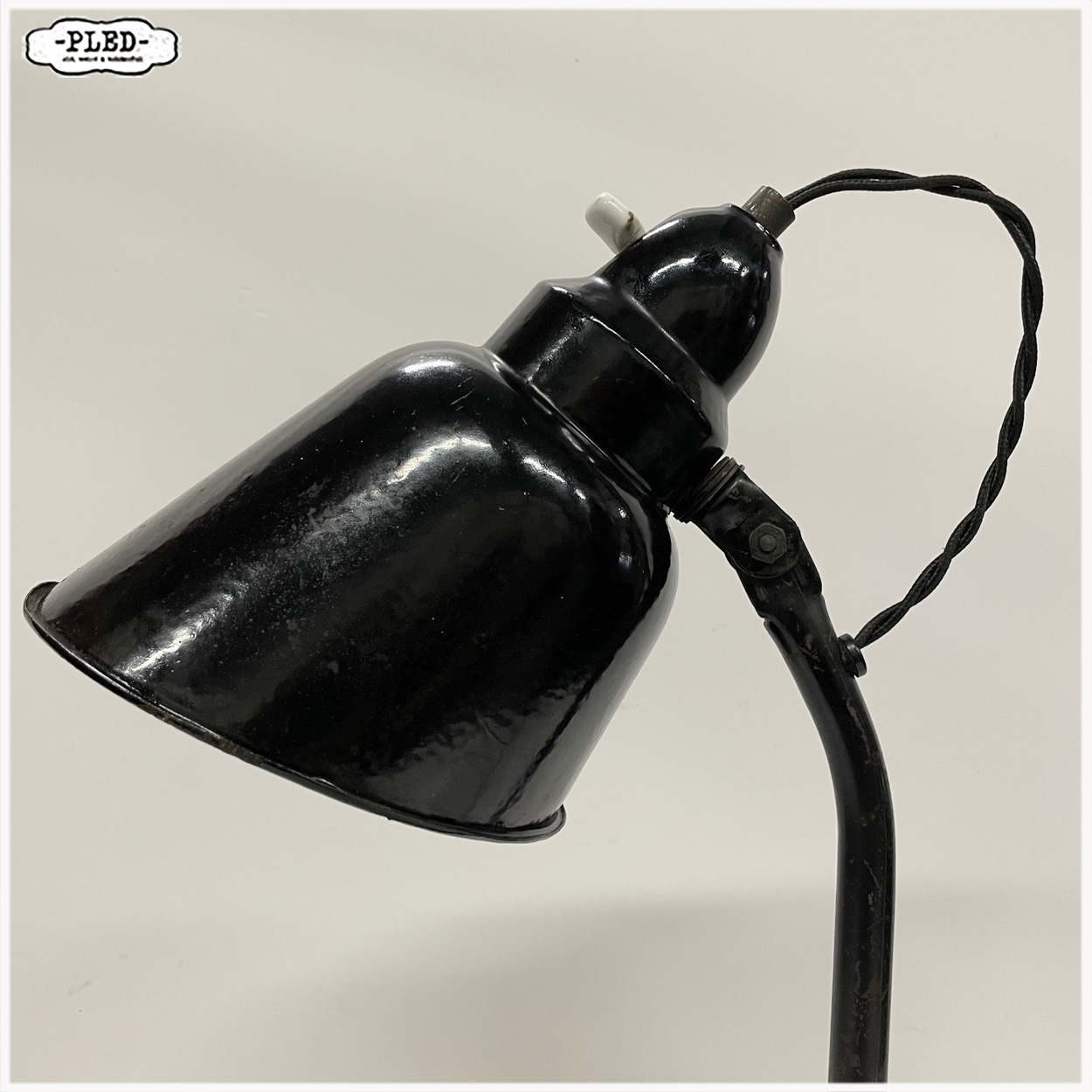 Oude bureaulamp met zwart geëmailleerde kap, Bauhaus - Afbeelding 8