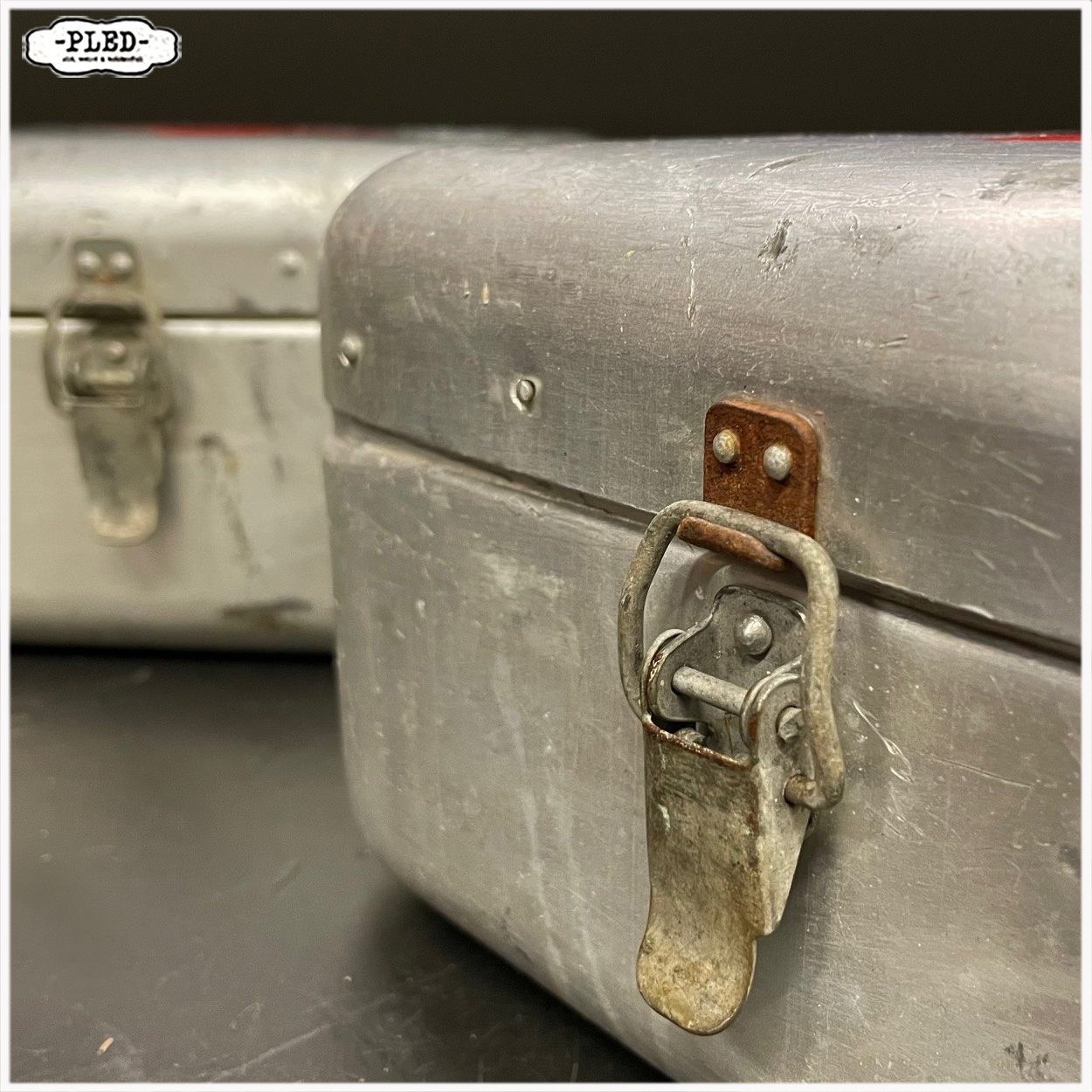 Oude, aluminium EHBO trommel - Afbeelding 7