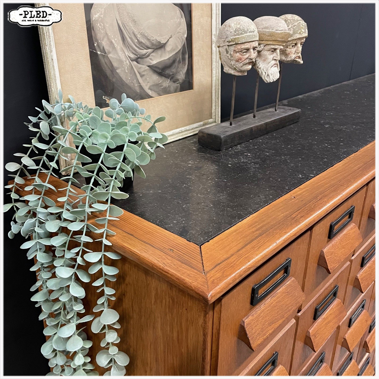 Tweedelige, eikenhouten apothekerskast met hardstenen blad - Afbeelding 9