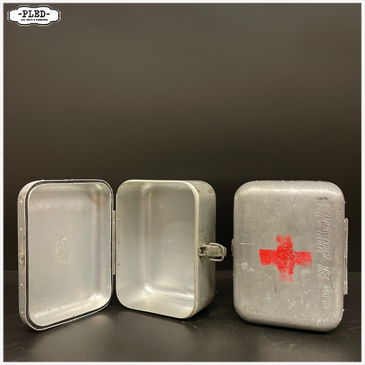 Oude, aluminium EHBO trommel - Afbeelding 4