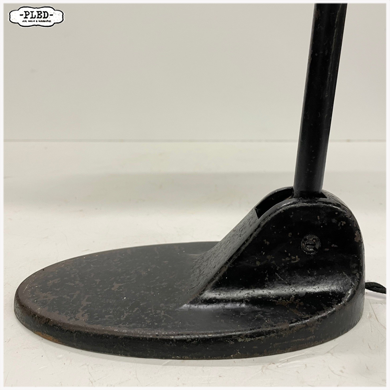 Oude bureaulamp met zwart geëmailleerde kap, Bauhaus - Afbeelding 15