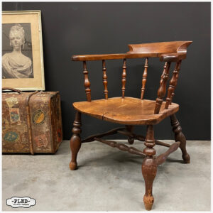 Antieke Engelse captain chair
