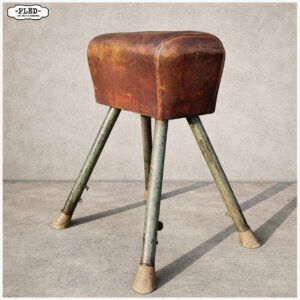 Oude turnbok met metalen poten