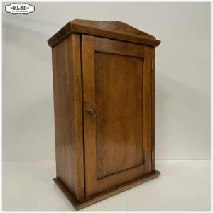 Oud eikenhouten wandkastje / Medicijnkastje