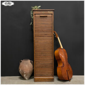 Oude, sfeervolle, eikenhouten roldeurkast