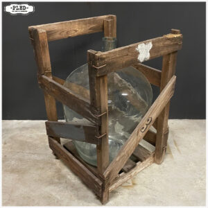 Decoratieve gistfles in krat