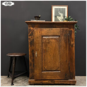 Oude, mooi sleetse broodkast