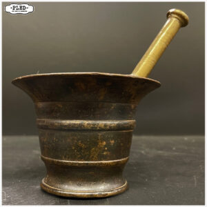 Oude bronzen vijzel met stamper