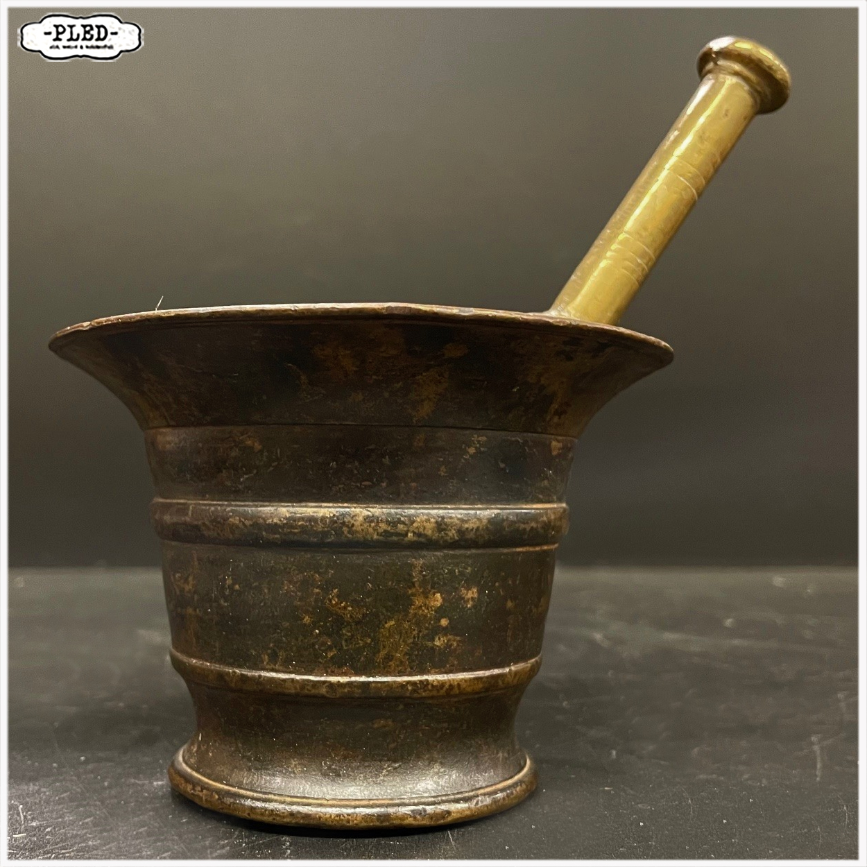 Oude bronzen vijzel met stamper