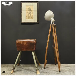 karaktervolle vintage vloerlamp op houten statief