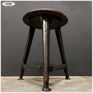 Oude, drie potige, industriële kruk, Rowac stijl