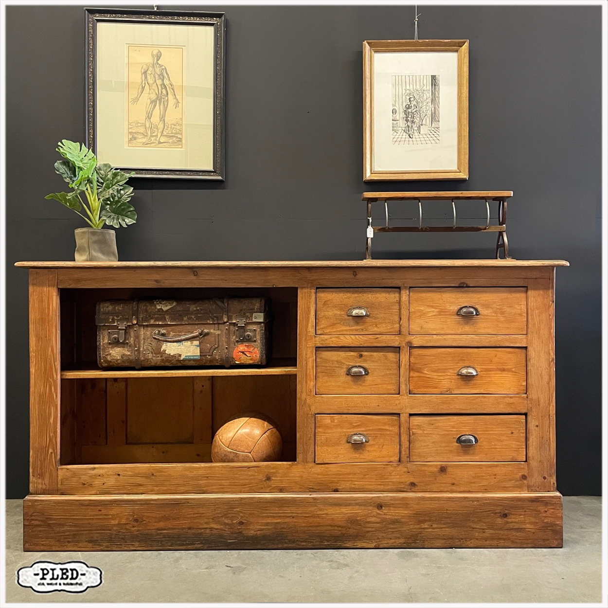 Oude, grenen toonbank met zes lades