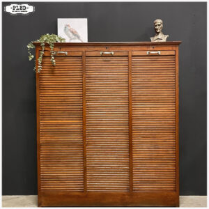 Sfeervolle eikenhouten driedeurs roldeurkast