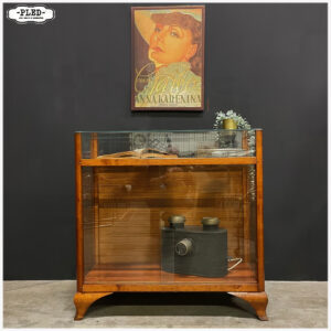 Oud eikenhouten vitrinekastje