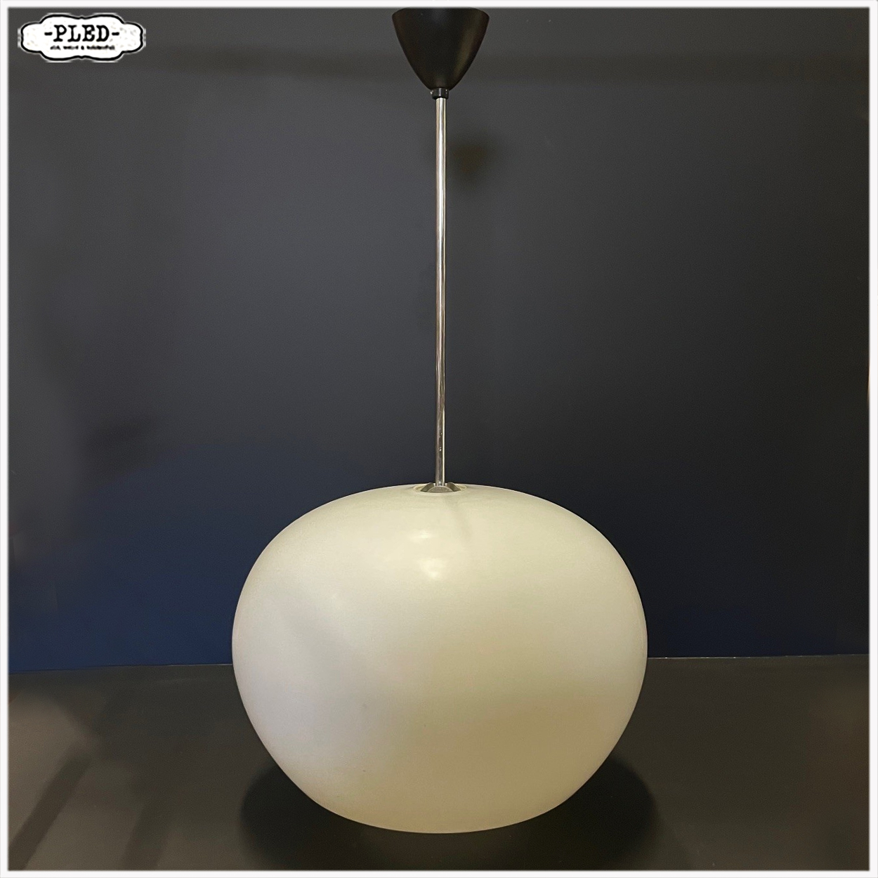 Grote bolvormige opaline pendellamp, Napako, jaren 70