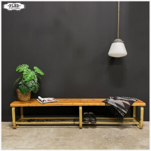 Oude sportschoolbank met schoenenrek