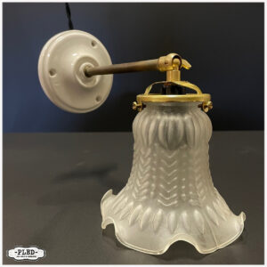 Oud mat glazen wandlampje met porseleinen wandplaat