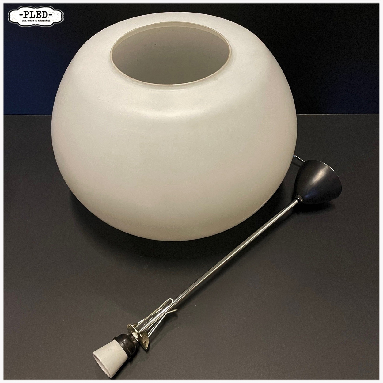 Grote bolvormige opaline pendellamp, Napako, jaren 70 - Afbeelding 9