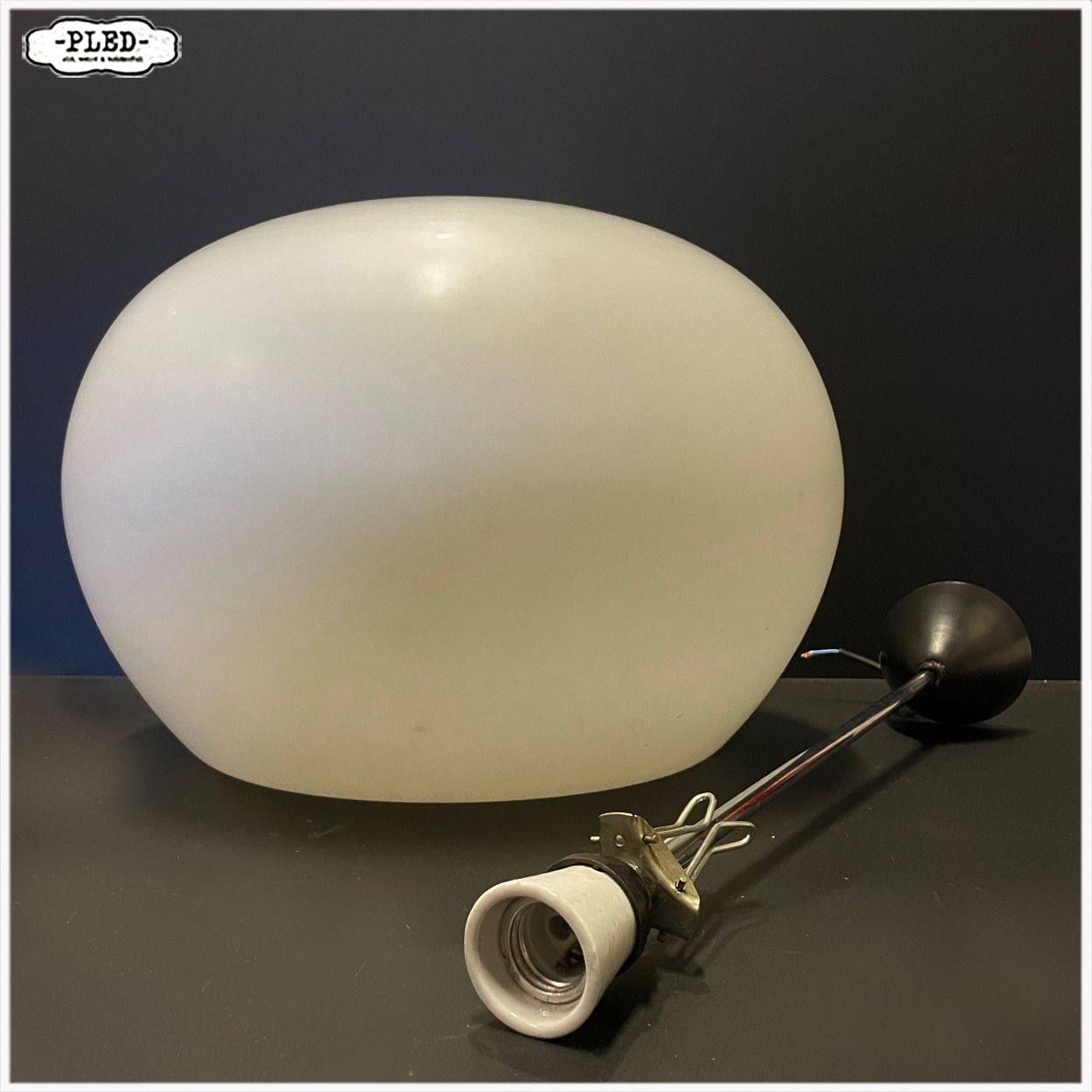 Grote bolvormige opaline pendellamp, Napako, jaren 70 - Afbeelding 10