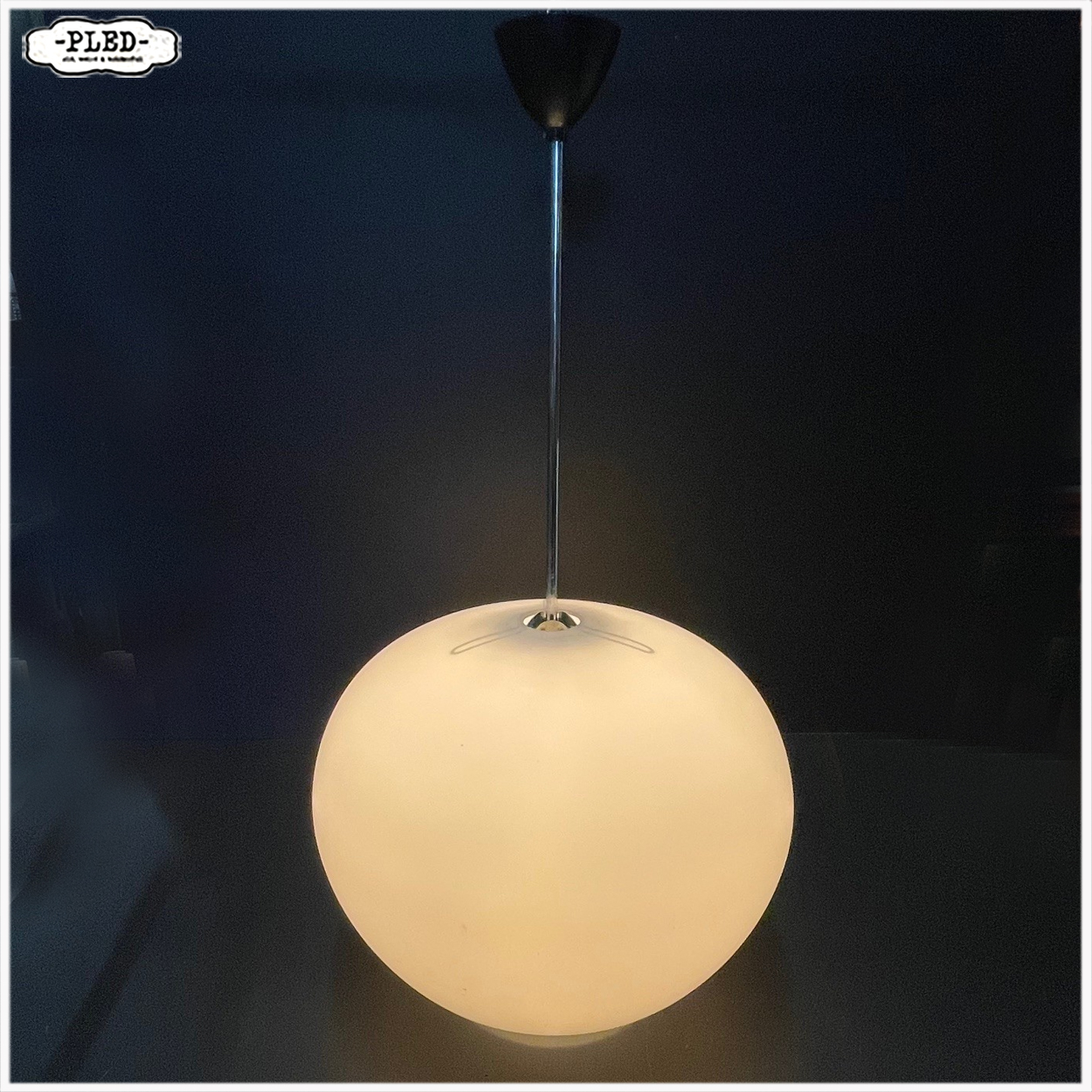 Grote bolvormige opaline pendellamp, Napako, jaren 70 - Afbeelding 2