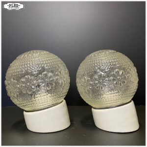 Porseleinen wandlamp met schuine voet en glazen kap