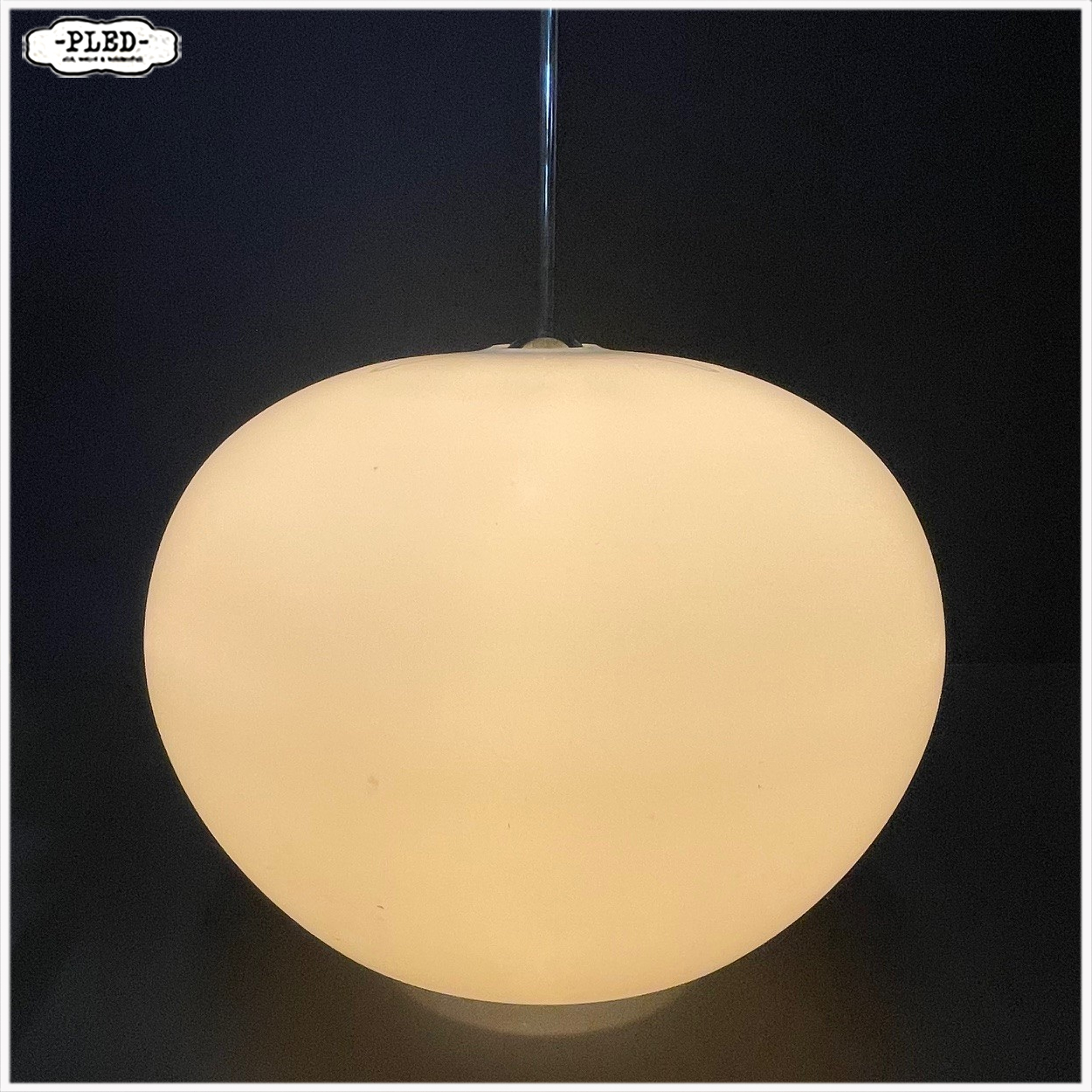 Grote bolvormige opaline pendellamp, Napako, jaren 70 - Afbeelding 4