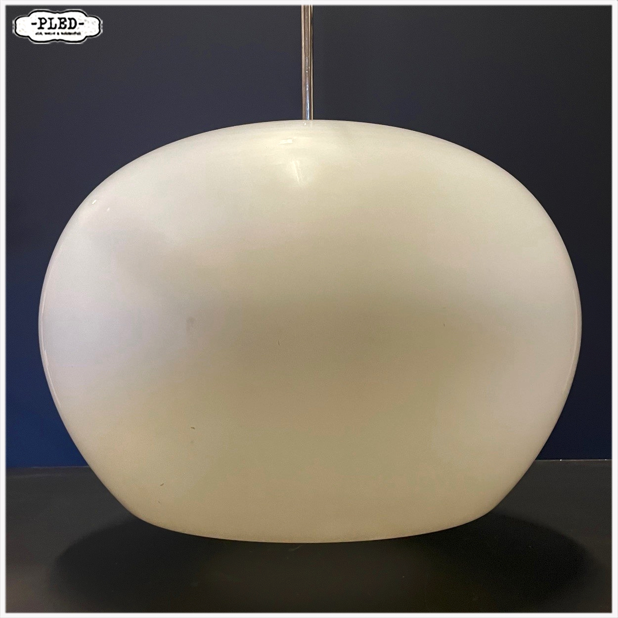 Grote bolvormige opaline pendellamp, Napako, jaren 70 - Afbeelding 6