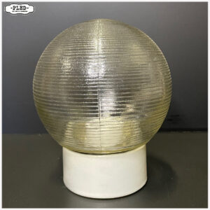 Porseleinen plafondlamp met geribbelde glazen kap