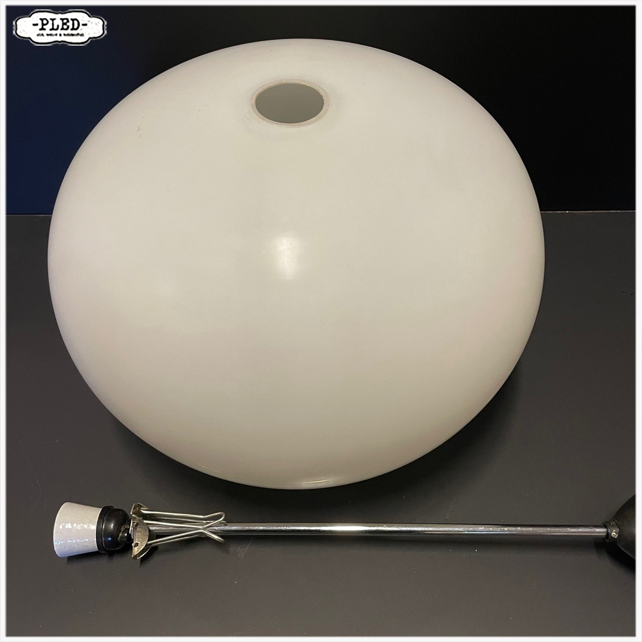 Grote bolvormige opaline pendellamp, Napako, jaren 70 - Afbeelding 8