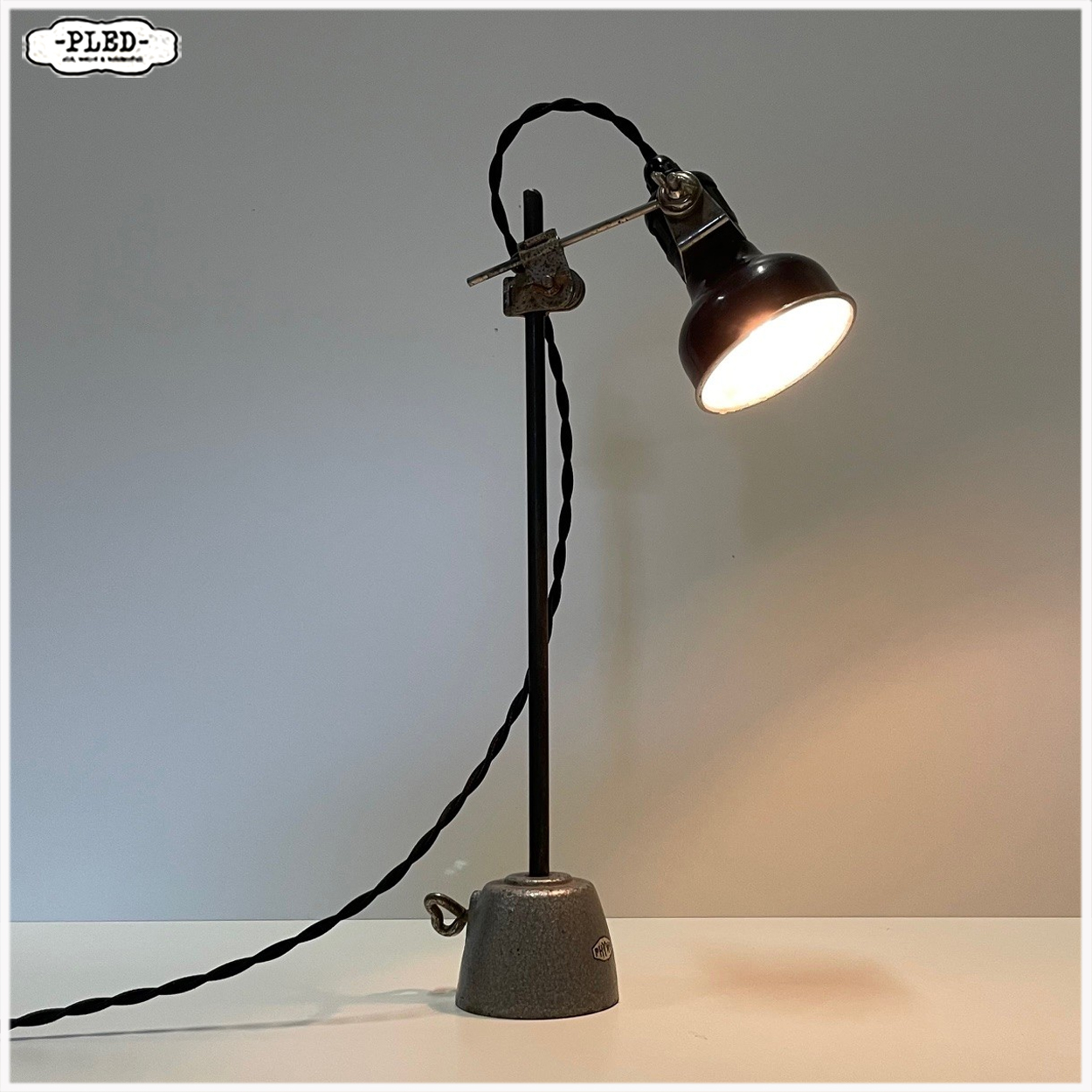 Oud bakelieten machinelampje op statief