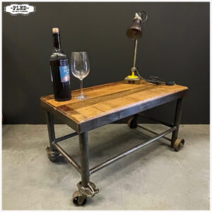 Oude fabriekstrolleys / bijzettafels