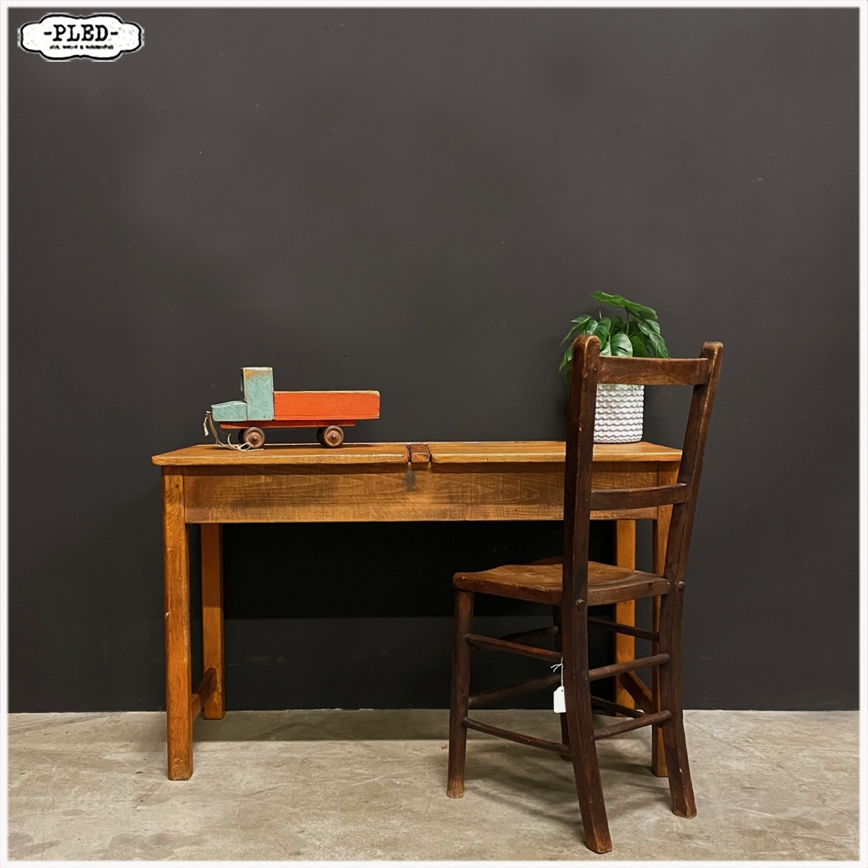 Oud schoolbankje c.q. bureautje c.q. sidetable - Afbeelding 3