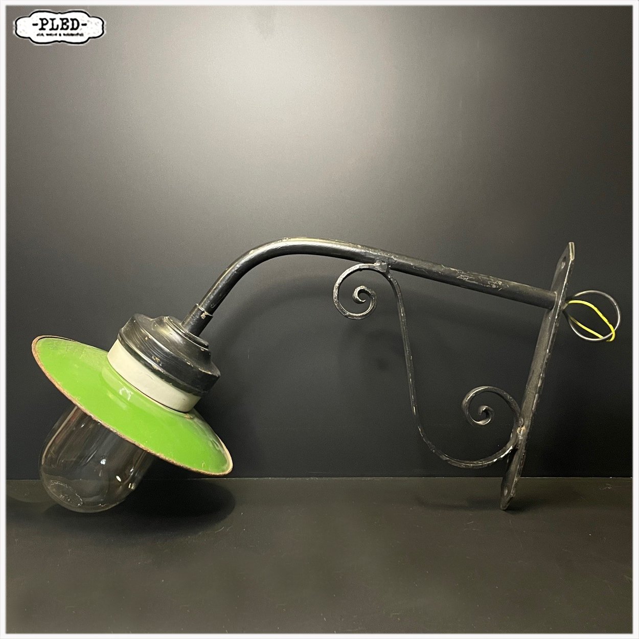 Oude wandlamp / buitenlamp