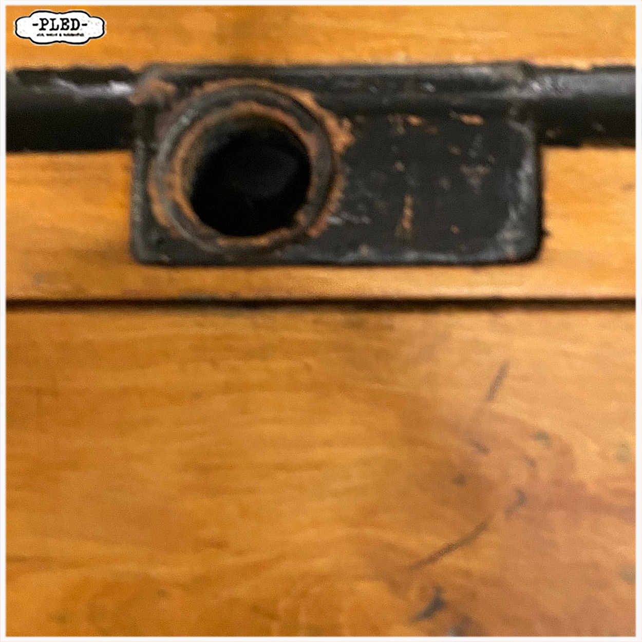 Oud schoolbankje c.q. bureautje c.q. sidetable - Afbeelding 13