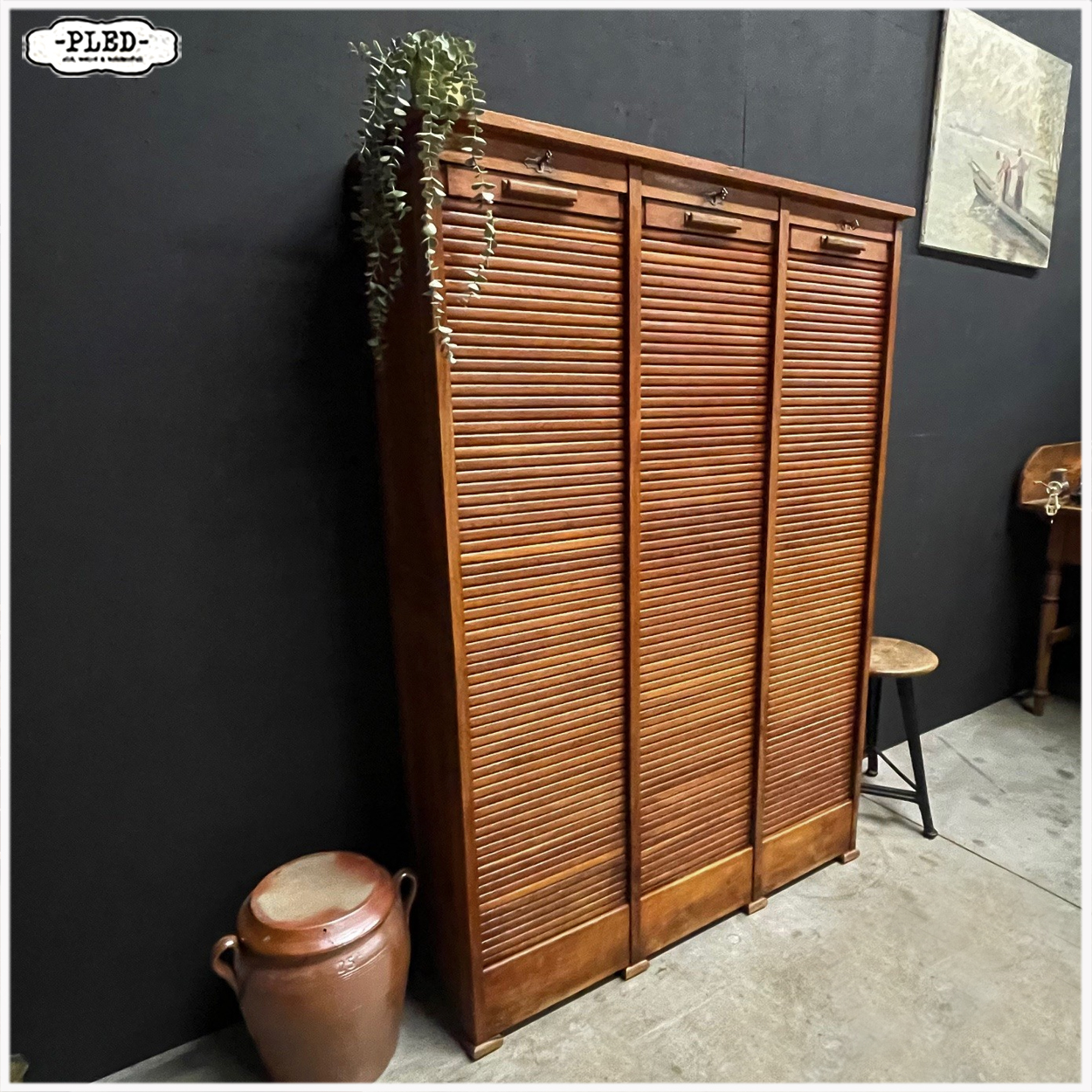 Sfeervolle driedeurs eikenhouten roldeurkast - Afbeelding 6