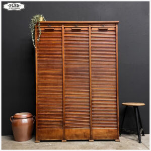 Sfeervolle driedeurs eikenhouten roldeurkast