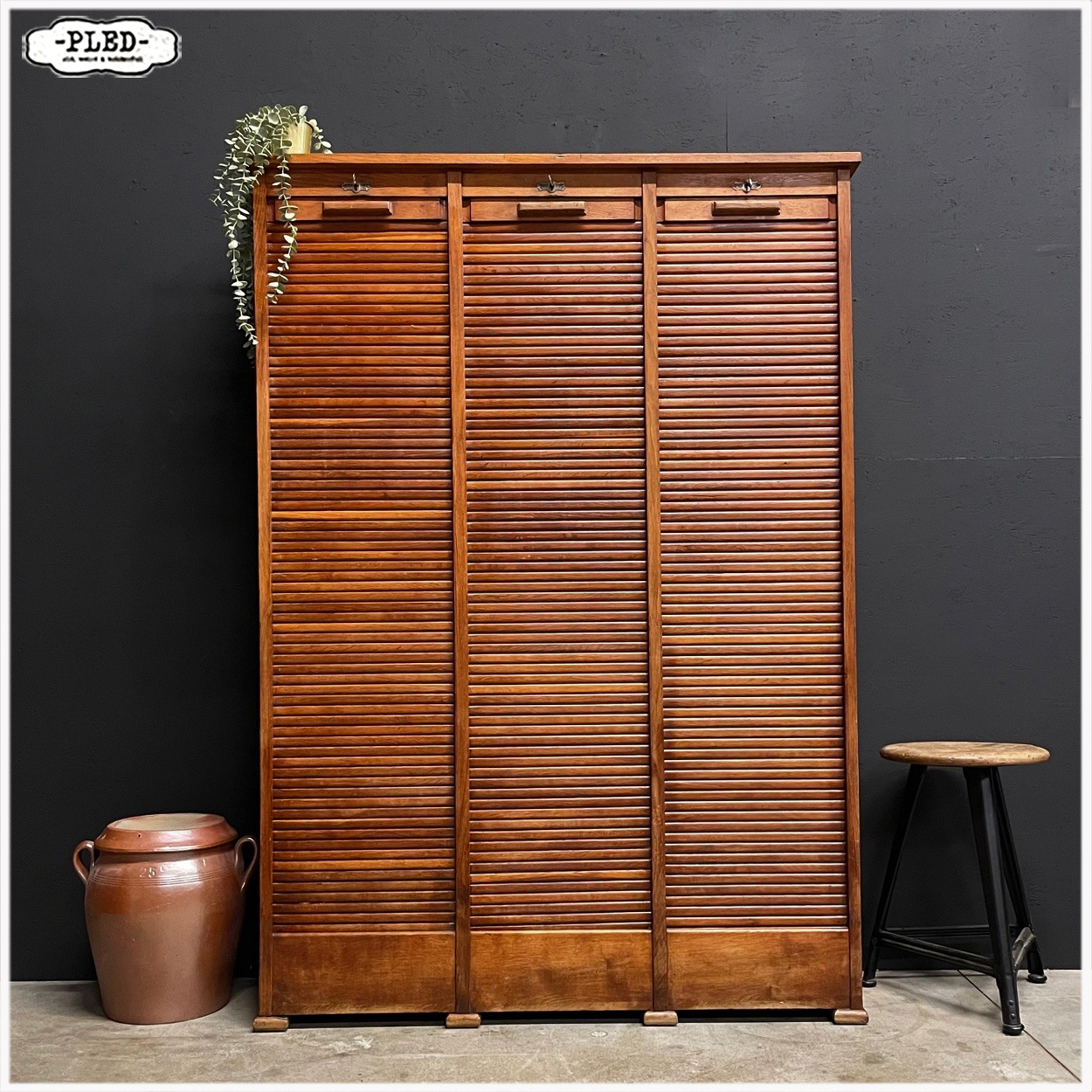 Sfeervolle driedeurs eikenhouten roldeurkast