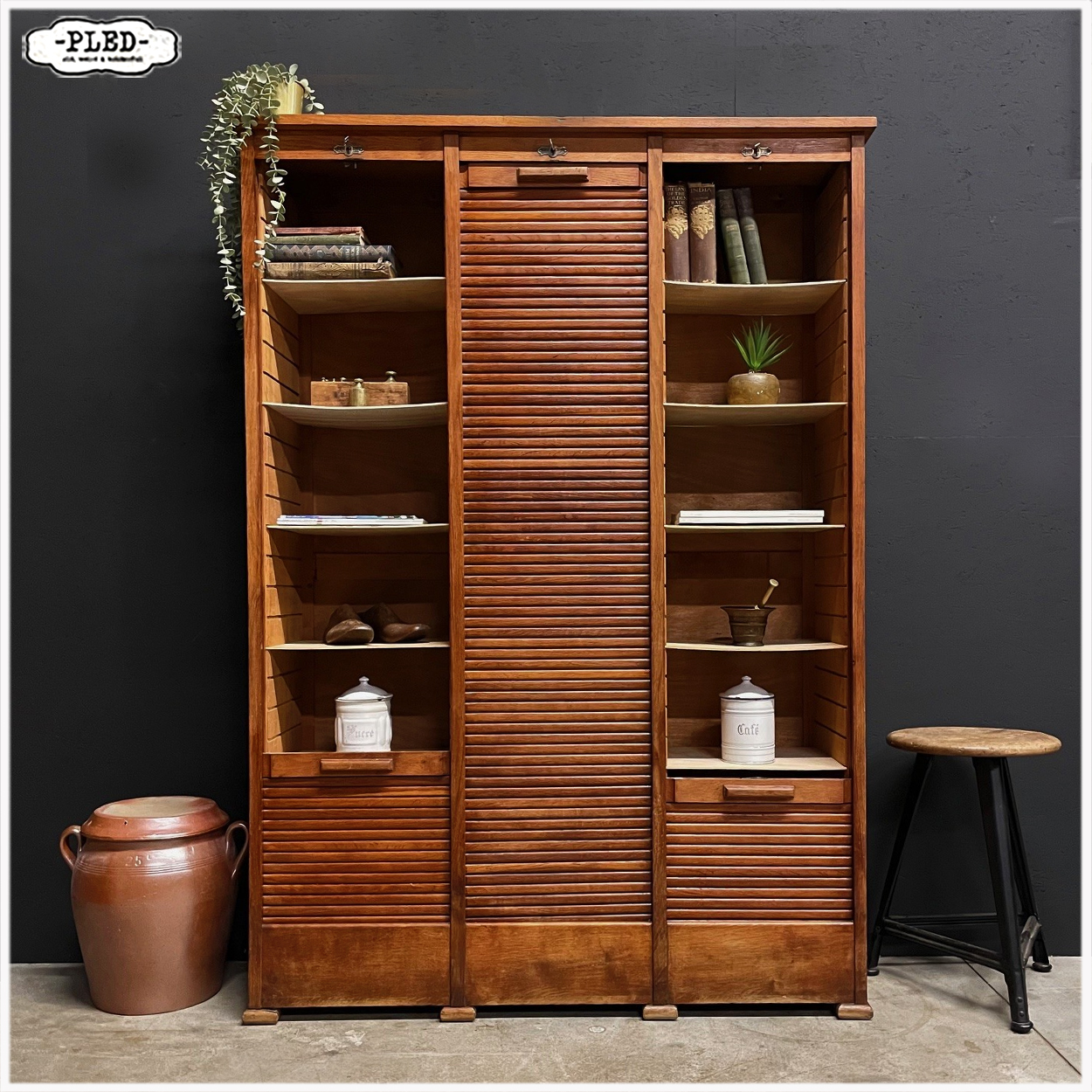 Sfeervolle driedeurs eikenhouten roldeurkast - Afbeelding 2